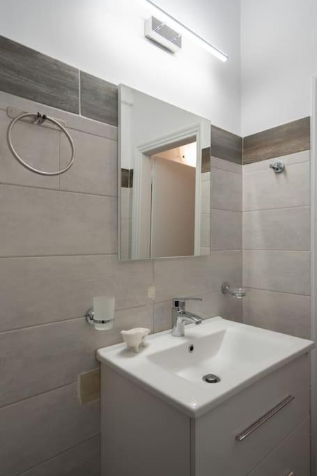 Metaxourgio 2Nd Floor Apartment Athens Luaran gambar